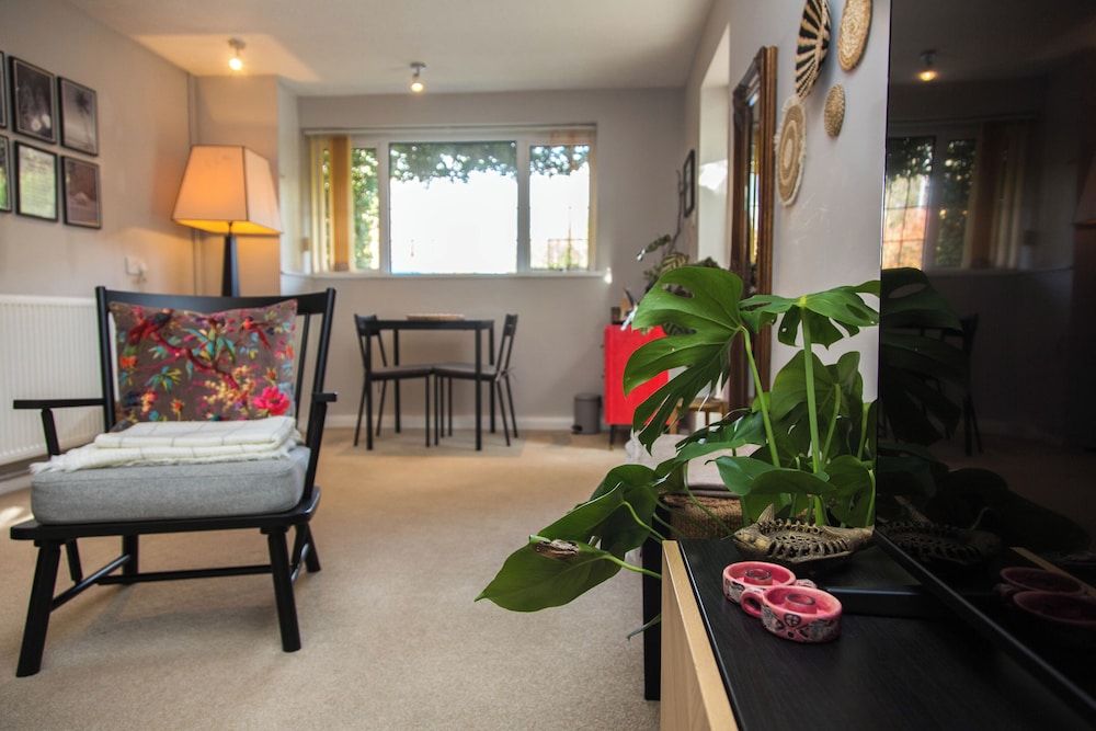 Calm Private Annex Ideal to Work, Rest & Explore