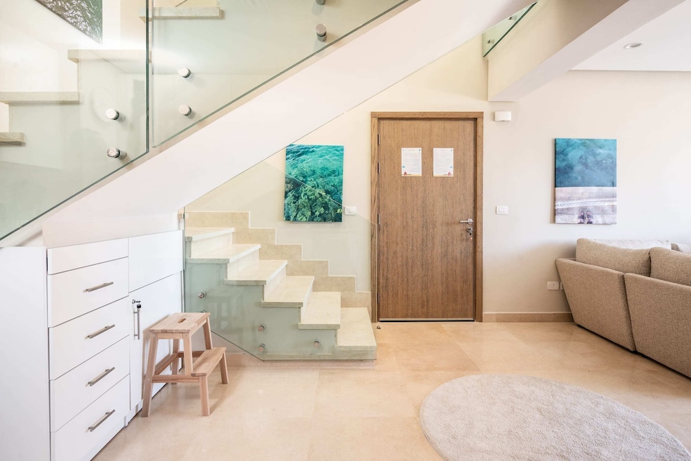 Xuru Stays I Exotic 1bdr w/ Outdoor Terrace Pool & Beach Access