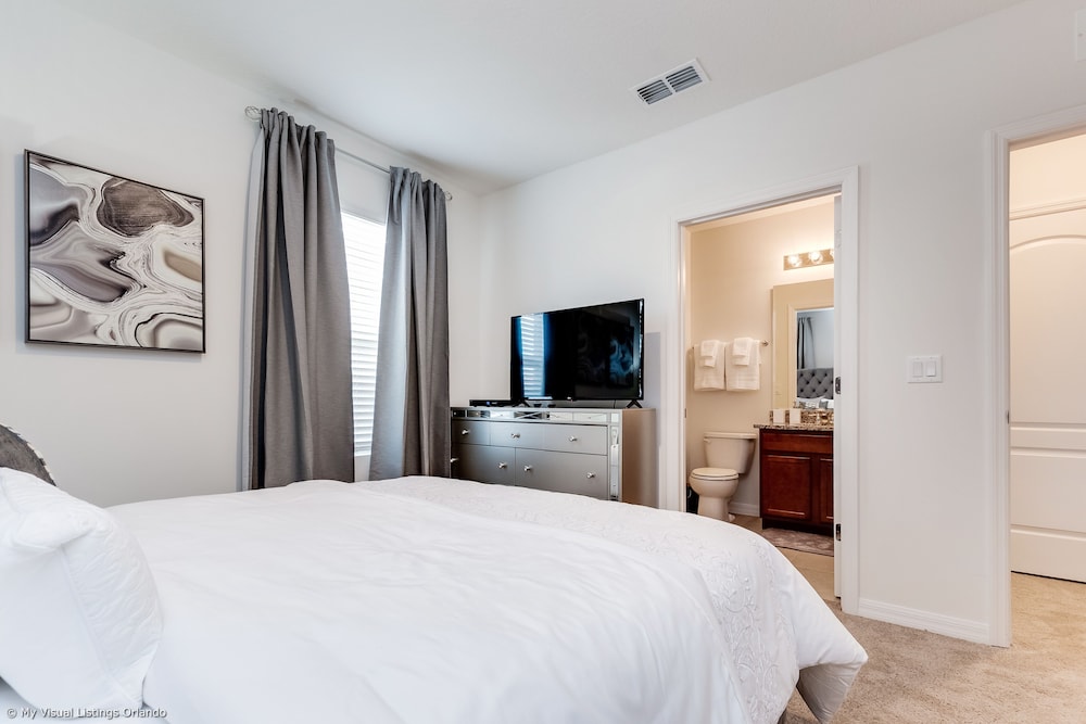 5280oak Luxury Ne 6 Bedroom 4.bath Home - Image 5