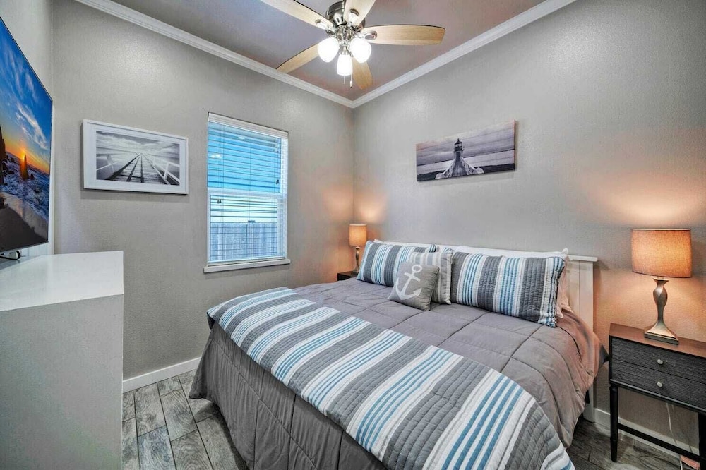 Sleeps 24, 2 Homes 2blocks to the Beach, Pool, Game Room, Patio w/ Outdoor Bar