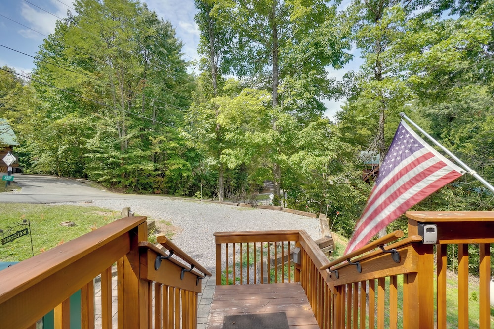 Hot Tub & Deck! 'bear Hugs Cabin' Near Gatlinburg