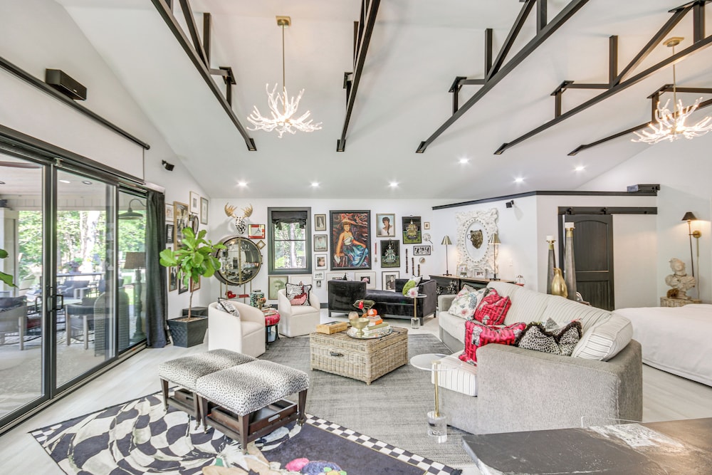 Lake Murray Studio w/ Pool & Hot Tub in Prosperity