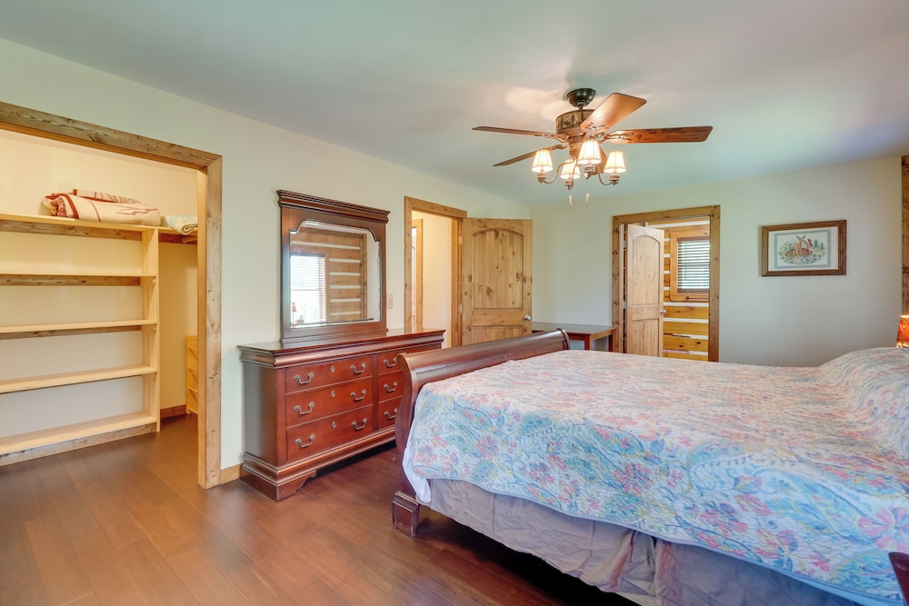 Lake & Mountain Views: Rockwood Cabin on 8 Acres