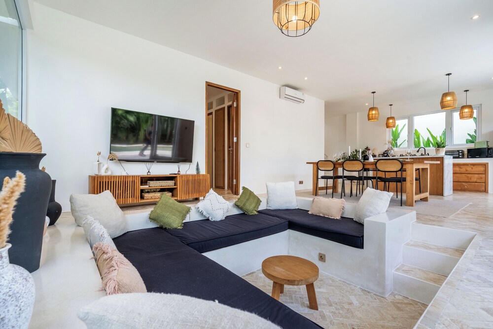 Eleven Villa Canggu - Calm Oasis with Pool and Privacy