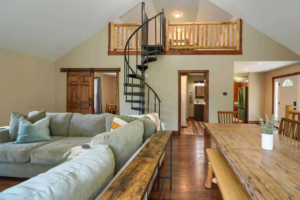 Tranquil Heights Cabin In Hocking Hills- HOT Tub!