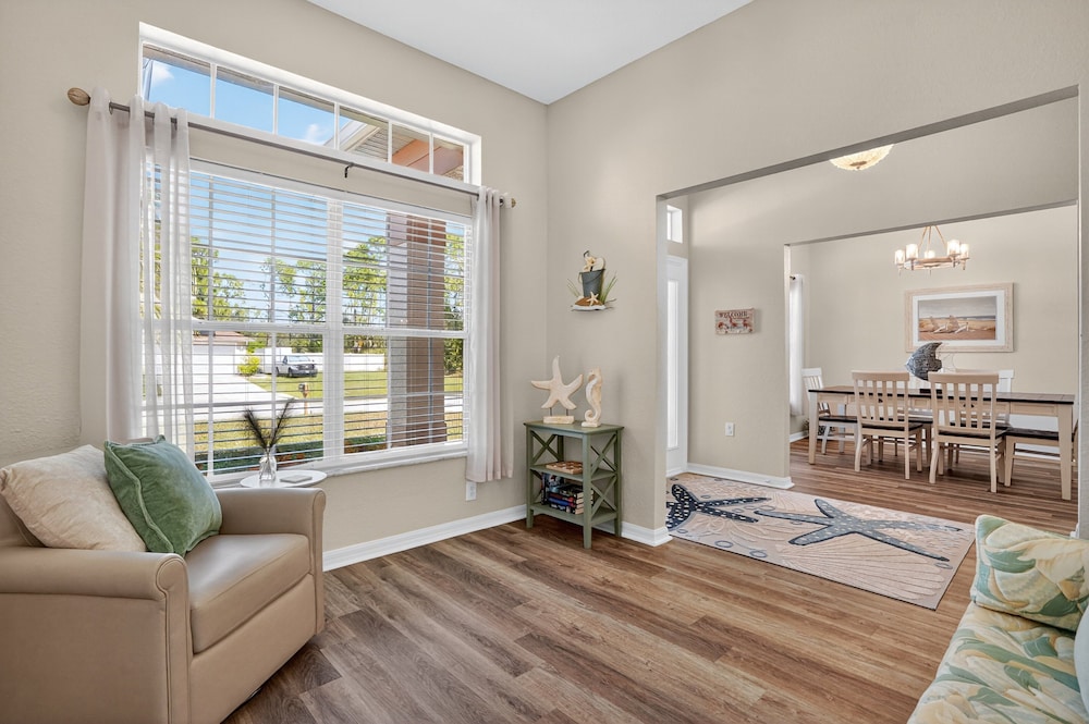 Spacious 4br Retreat With Heated Pool & Spa 4 Bedroom Home