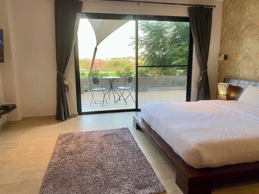 Tropical Viewpoint With Private Pool - Lux Living