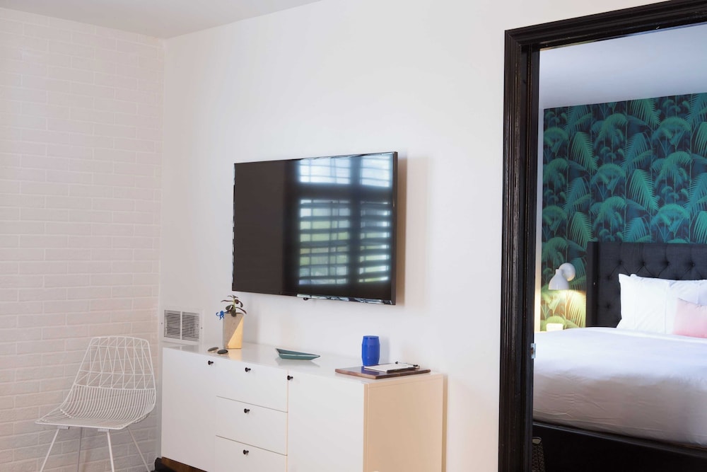Sleeps 8 Stylish Sobro Suites, Walk to Dining, Drinks & More by Avantstay