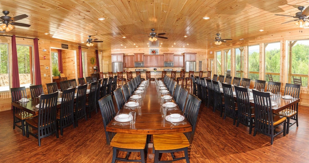 Sycamore Mansion 14 Bedroom Cabin by RedAwning