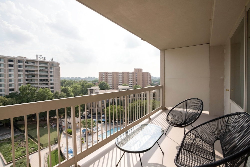 Stylish Comfort Condo in Crystal City