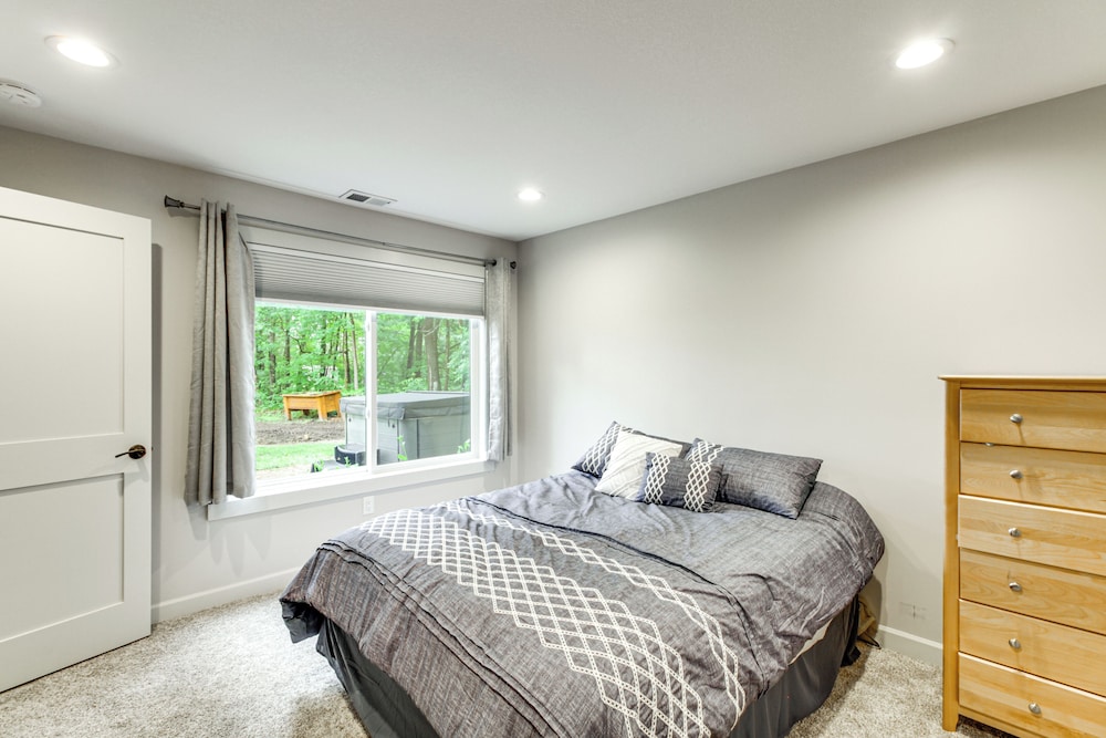 Hot Tub & Game Room: Lakefront Merrifield Retreat!