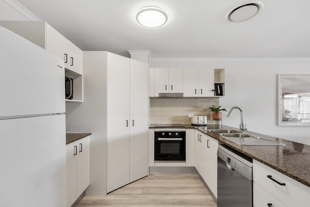 3-bed Haven With Balcony and Bbq, 5-min to Beach