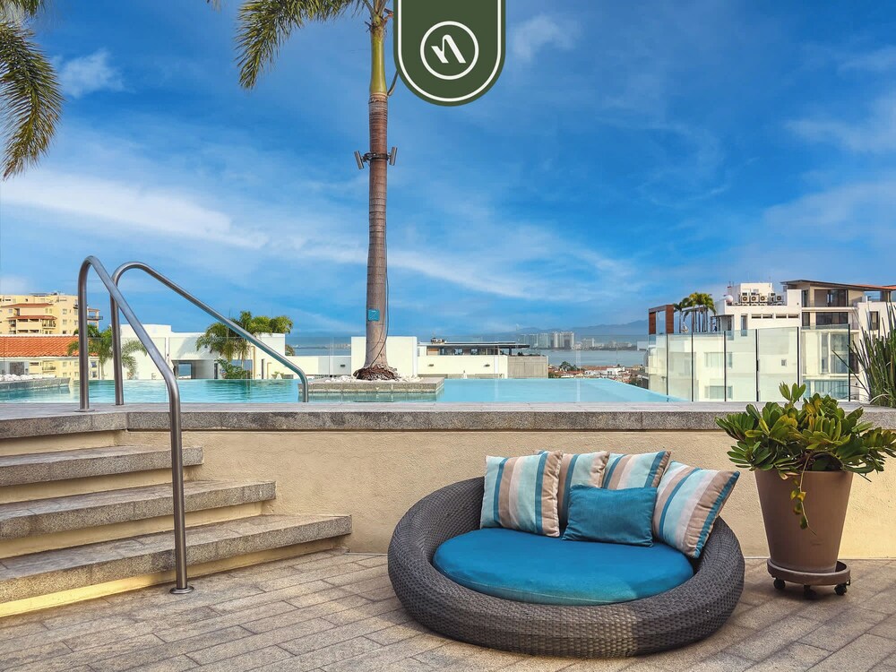 Amazing 1 BR Condo - Zona Romantica - Rooftop Pool