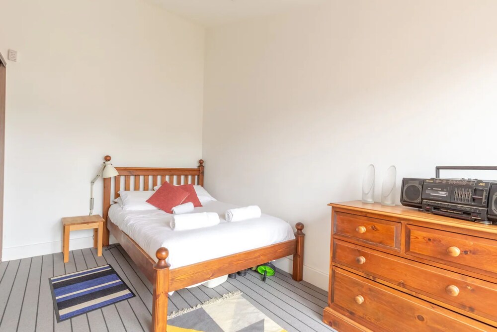 Spacious 2 Bedroom Apartment in Converted Warehouse in Brixton
