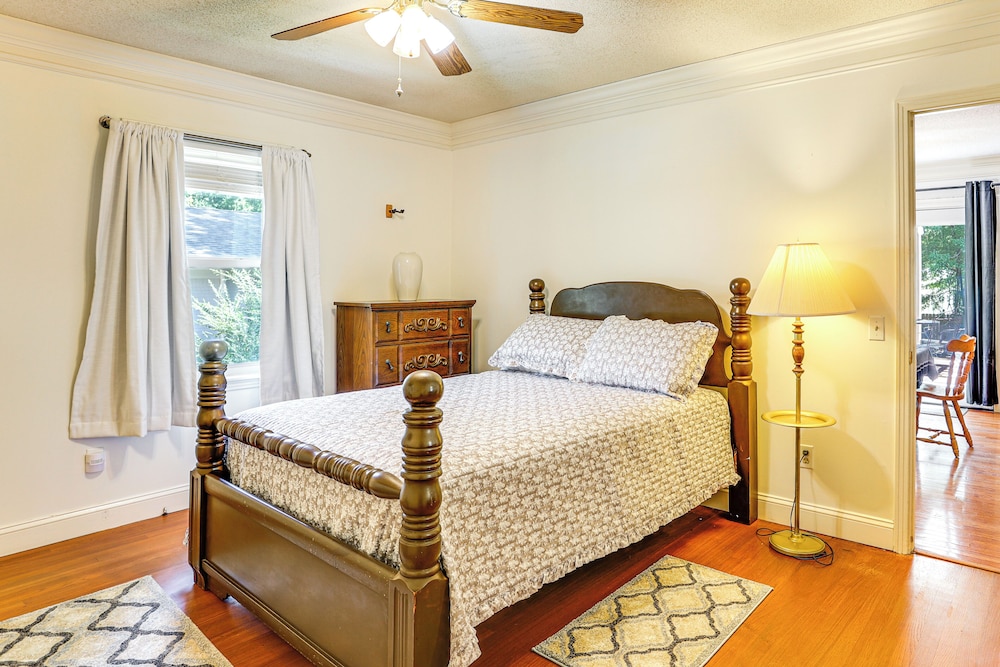 Walk to Dtwn & Freed-hardeman: Home w/ Fenced Yard
