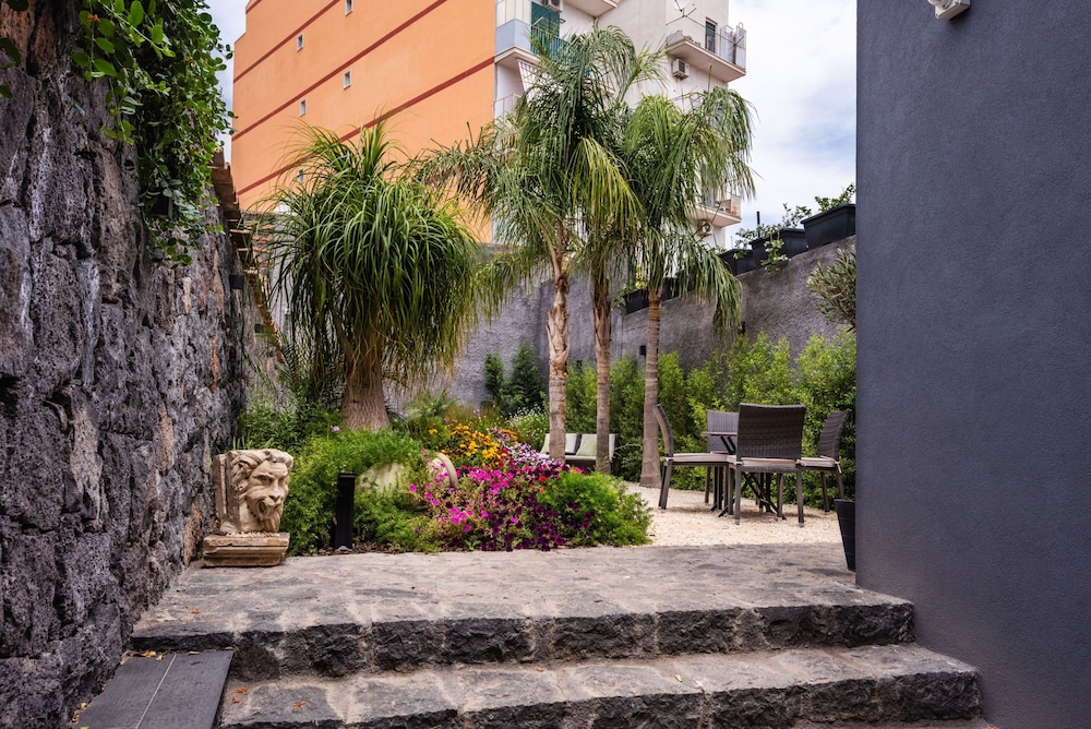 Leone Apartment With Garden by Wonderful Italy