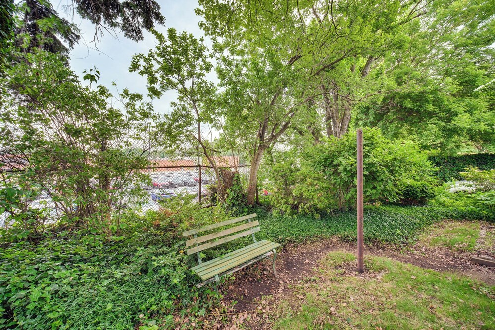 2 Mi to Lake Erie: Spacious Retreat Near Cafes!