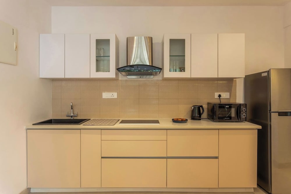 Hidden Gem Luxe Suite w Pool View - 1km to Beach