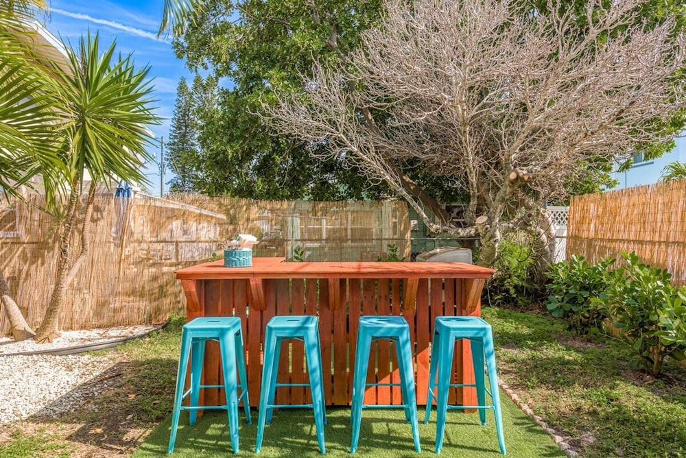 Tropical Oasis With Hot Tub in Treasure Island
