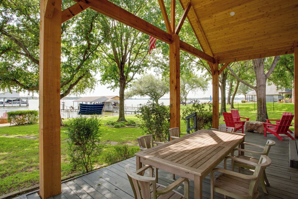 Stunning Lakefront Home: Hot Tub  Game Room! - Property Image 7