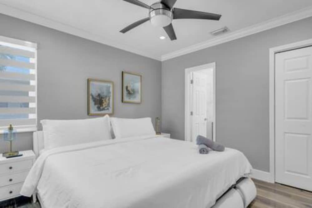 600 SW 31st Ave Pool Patio 4 Queen Beds Sleep 8 Parking