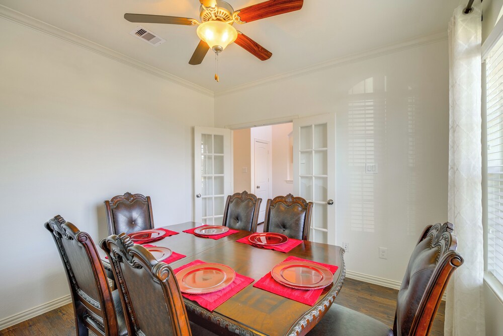 22 Mi to Dtwn Houston: Spacious Baytown Home!