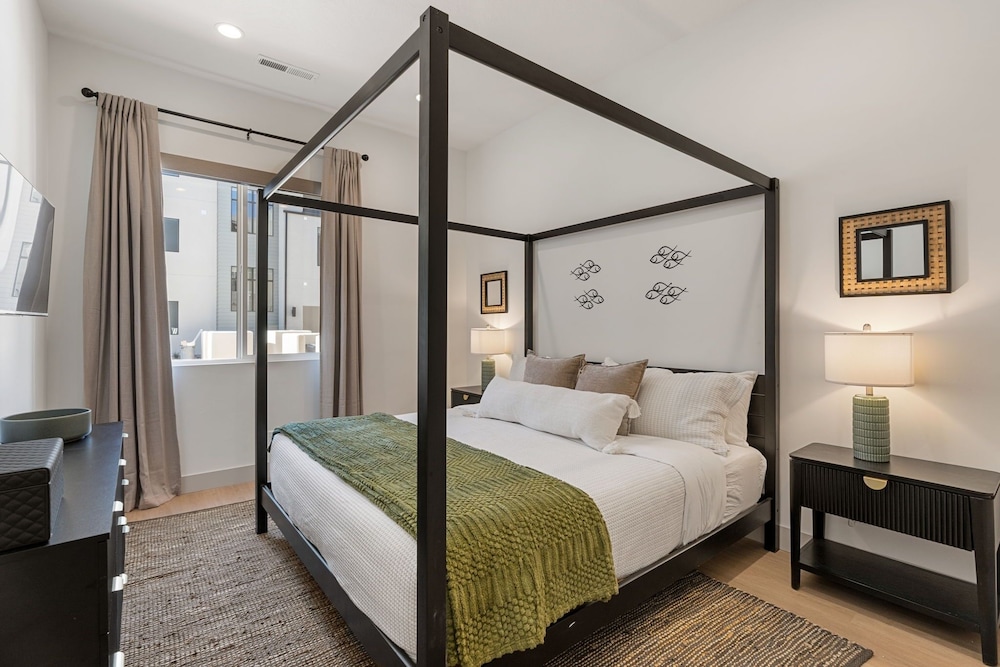 The Fish Bowl 6 Bedroom Townhouse