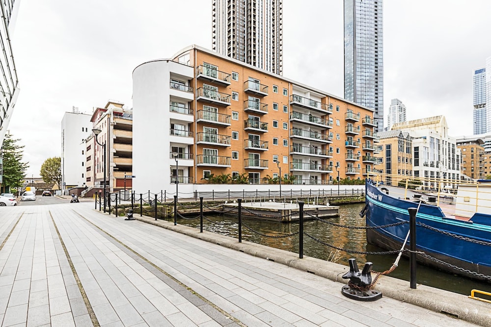 Bright and Stylish Riverside Haven in Canary Wharf