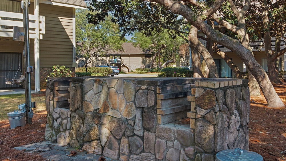 Sleeps 8 w/ Resort Pools, Tennis, Golf & Beach Access + Attraction Tickets!