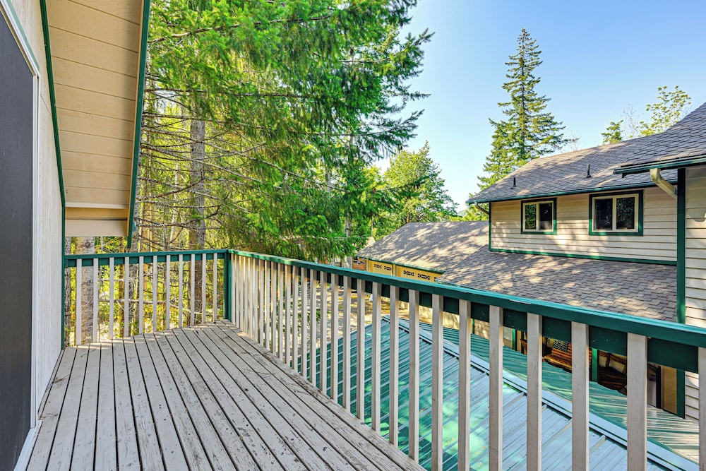 2 Mi to Lake Cushman Access: PNW Cabin Retreat!