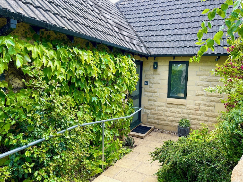 1A Erneston Crescent