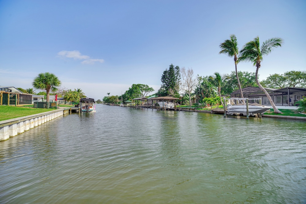 Centrally Located Cocoa Beach Haven: Walk to Shore