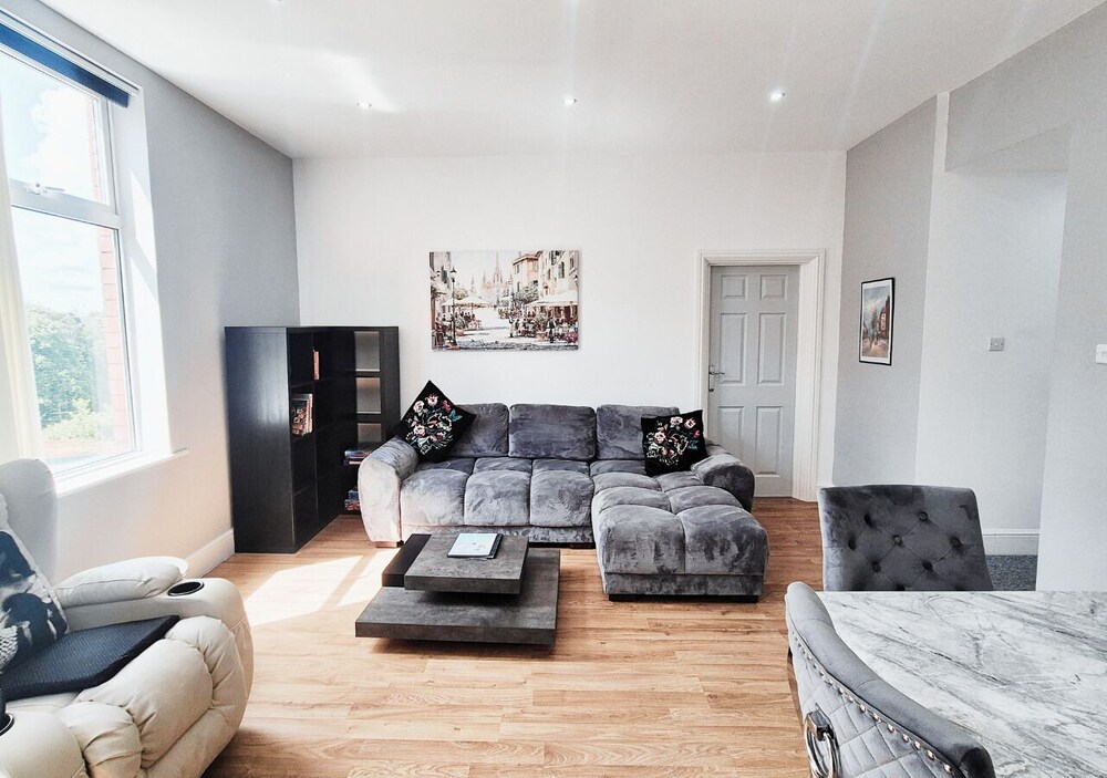 Stylish & Modern 2BR Flat