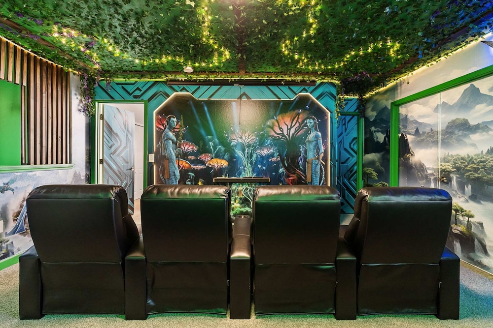 Upstay Movie-themed Mansion w Arcade Pool Hot Tub