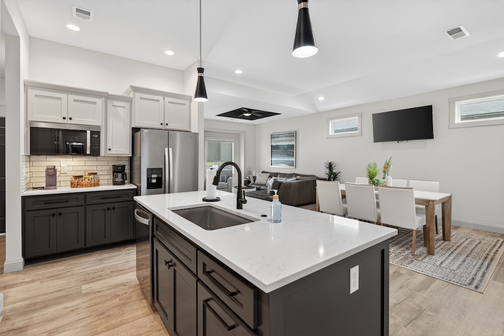 Plush & Roomy - Perfect For All Ages Near Ku & Kc 3 Bedroom Duplex