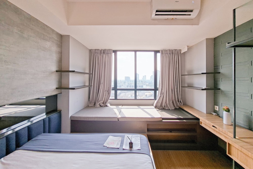 Well Furnished 1Br At Collins Boulevard Apartment