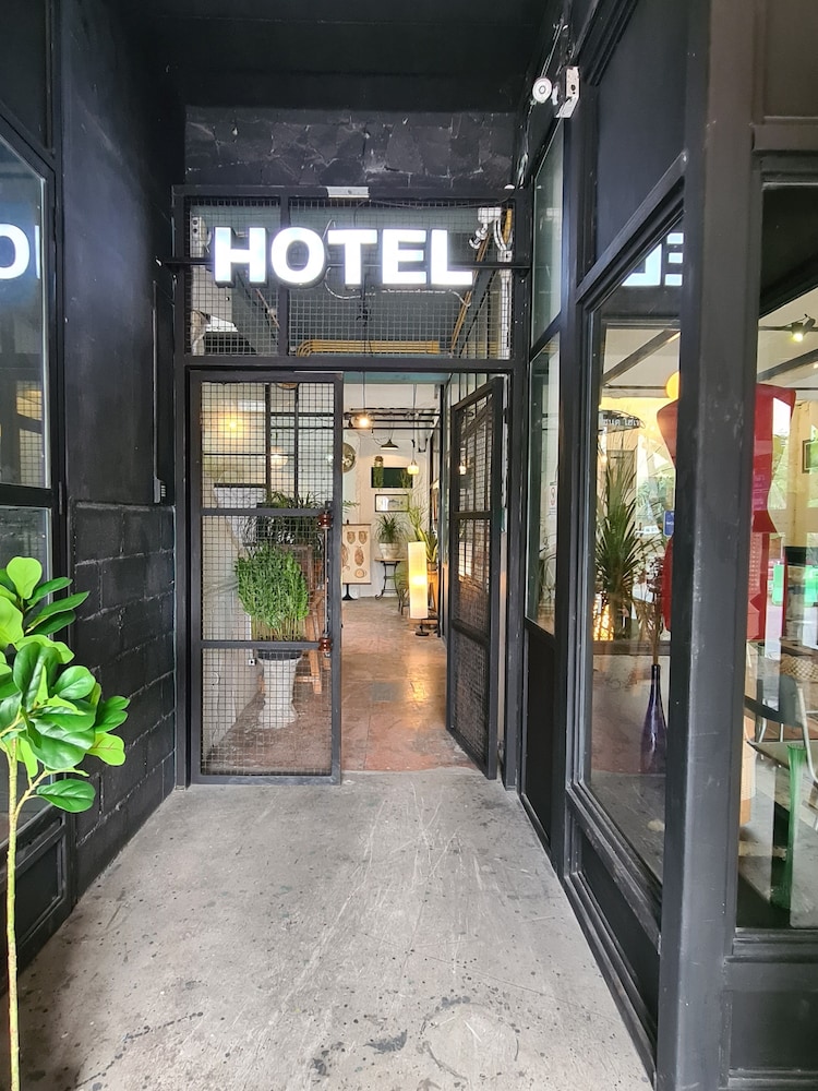 Hand Hotel