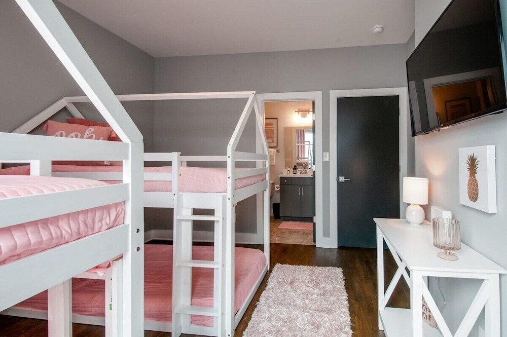 King Queen 2 Homes - 24 Beds City Views