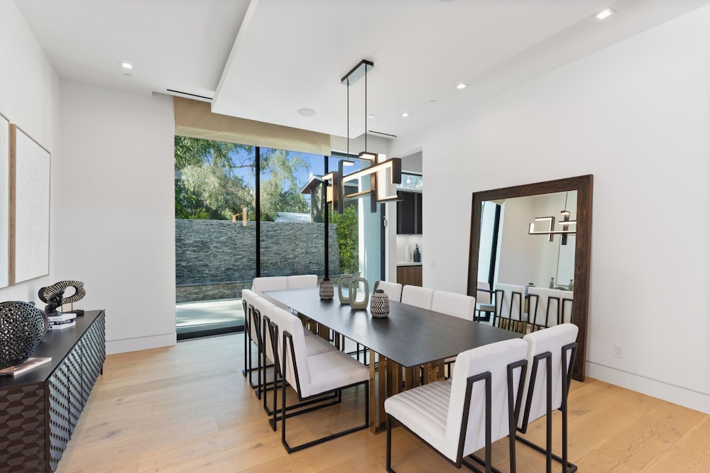 Melvin - Modern Contemporary Estate w/ Backyard + Pool & Spa