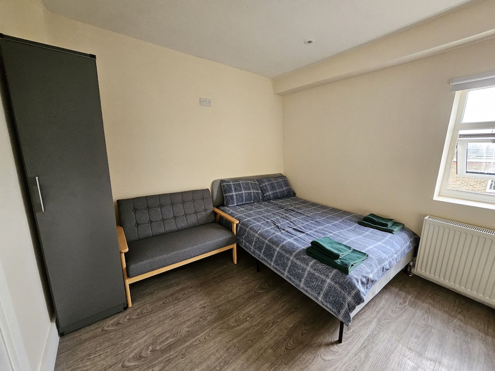 Impeccable 1-bed Apartment in London view 4