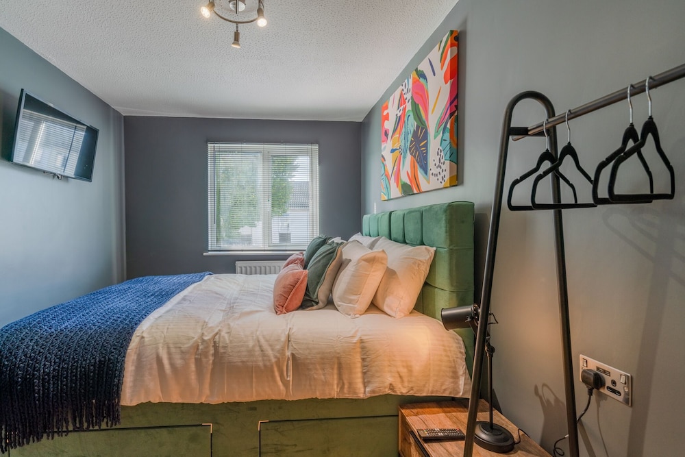 Upscale 2-Bed & Bath Flat in Newport view 5