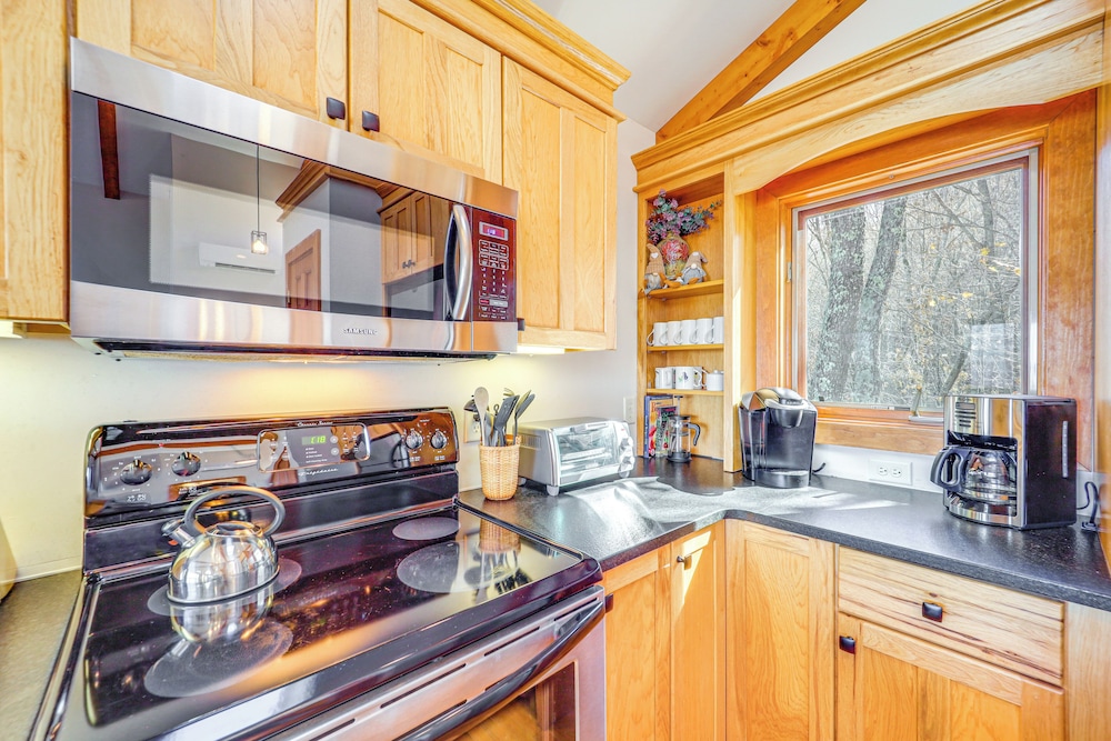 Deck, Fire Pit & Game Room: Beech Mountain Retreat
