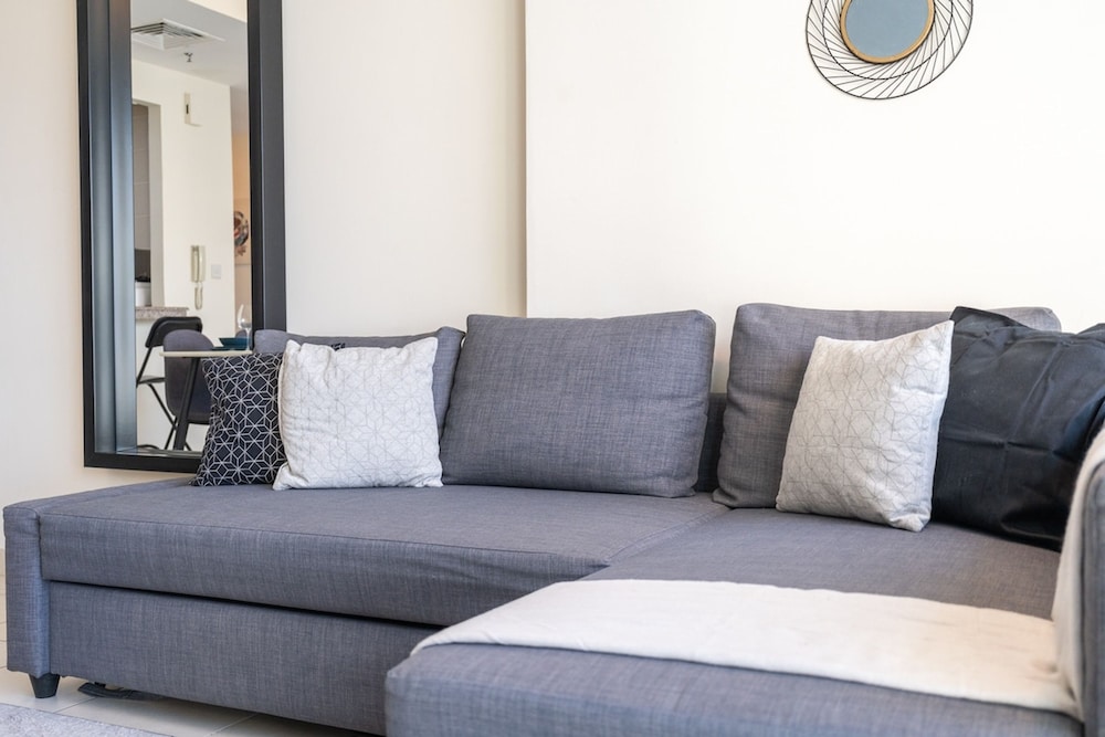 Refined 1BR Retreat in The Point Tower - Marina