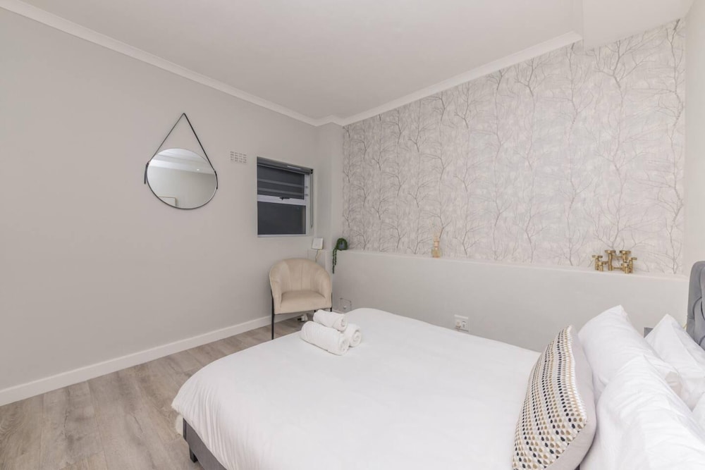 Stylish and Central 1 BD in Sea Point view 2