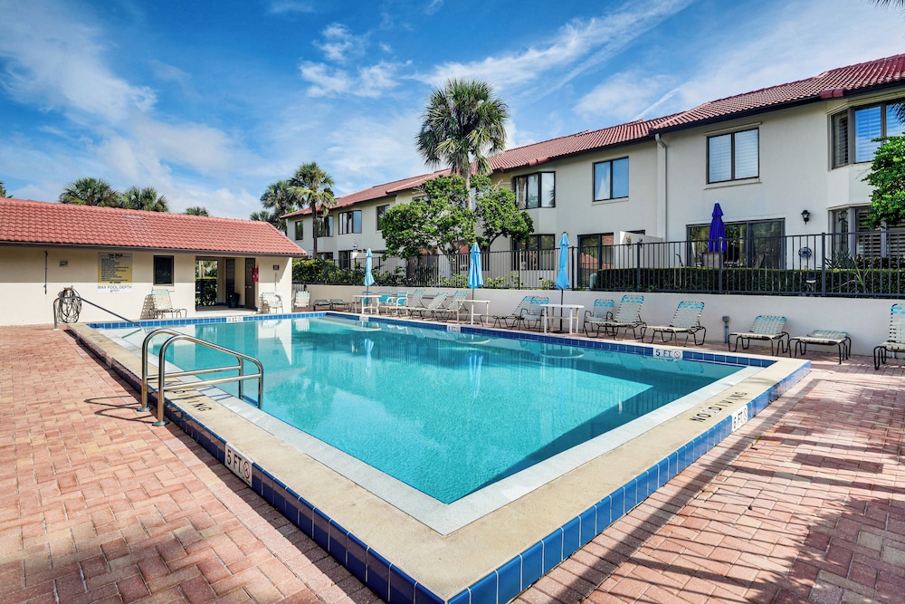 Steps to Ocean, Pool Access! Daytona Beach Gem