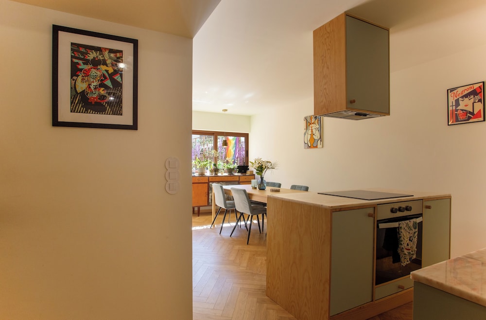 Alegr0 · 60s Chic Central Apartment w/ Garden