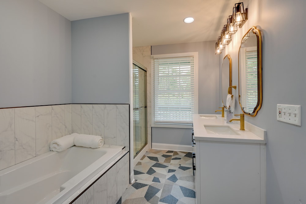 12 Mi to Downtown Winston-salem: Apt w/ Balcony!