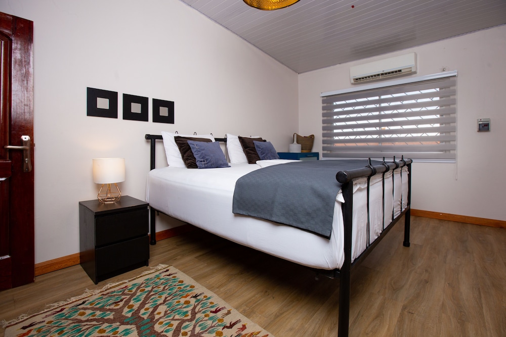 Oheneba Tema - Luxury Hot -tub Retreat With Wi-fi view 3