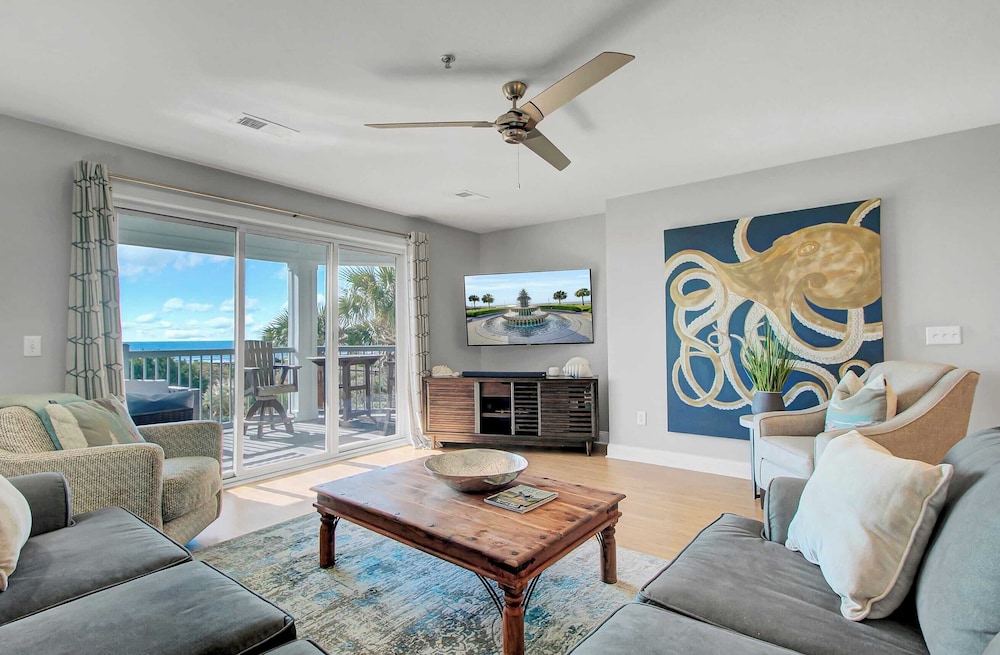 Beachfront 3bdr Condo w/ Pool & Deck Ocean Views Ocean Blvd #102 by Avantstay