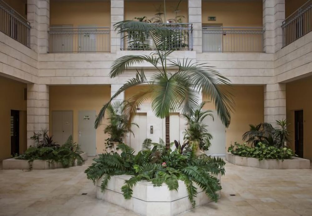 Family Apt & Private Garden near Beach by FeelHome